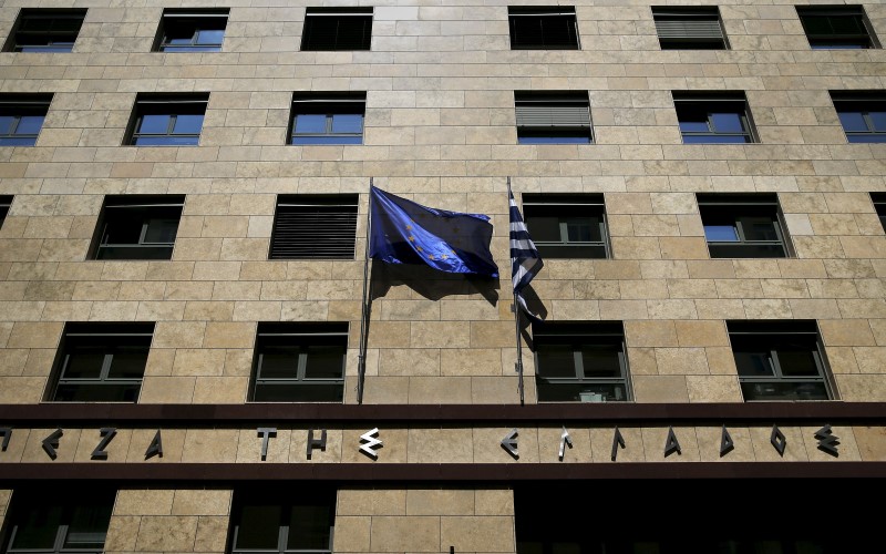 © Reuters. An EU flag flutters next to a Greek flag on the facade of the Bank of Greece headquarters in Athens