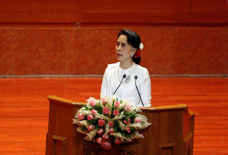 © Reuters. State Counsellor of Myanmar Aung San Suu Kyi addresses the opening ceremony of the 21st Century Panglong Conference in Naypyitaw, Myanmar