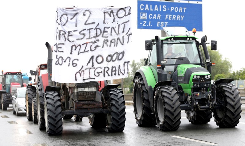 © Reuters. FERMIERS ET ROUTIERS MANIFESTENT À CALAIS CONTRE LES MIGRANTS