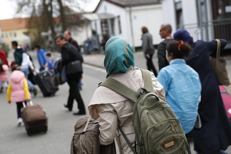 © Reuters. Syrian refugees arrive at the camp for refugees and migrants in Friedland