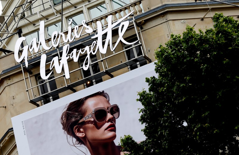 © Reuters. LES GALERIES LAFAYETTE SE RENFORCENT DANS L'E-COMMERCE AVEC BAZARCHIC