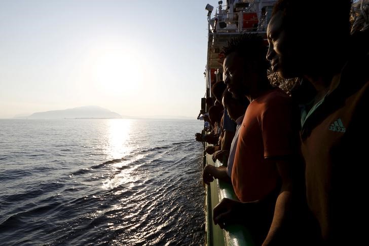 © Reuters. إيطاليا تنقذ 500 مهاجر وتنتشل ست جثث قبالة ساحل ليبيا