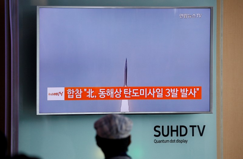 © Reuters. Homem olhando reportagem sobre lançamento de míssil norte-coreano em TV em Seul