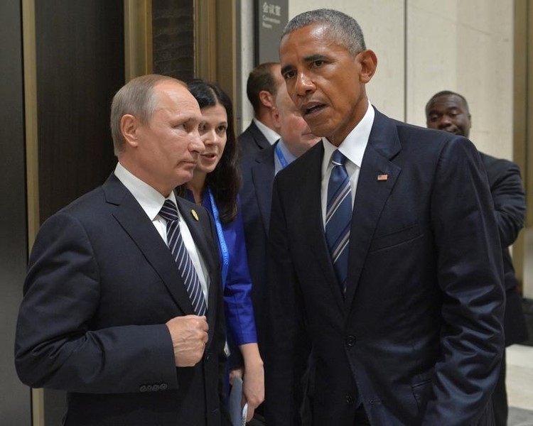 © Reuters. Presidente dos Estados Unidos, Barack Obama, e  presidente da Rússia, Vladimir Putin, durante encontro na China