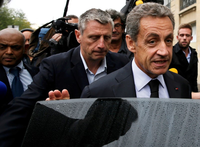 © Reuters. LES PROCHES DE SARKOZY PARLENT DE MANŒUVRES POLITIQUES