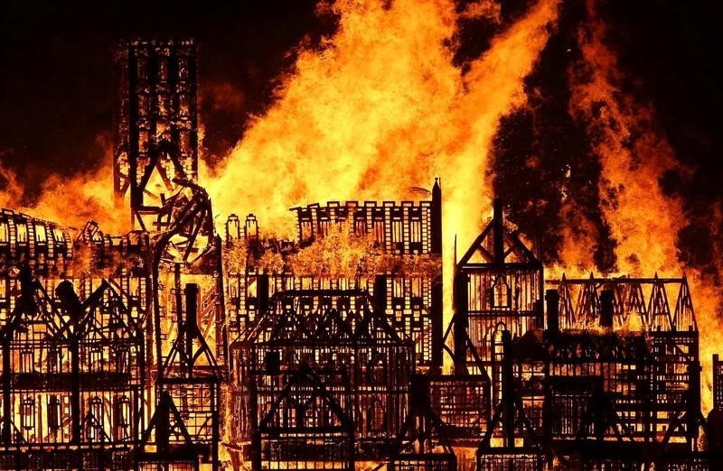 © Reuters. Arde una maqueta de Londres para conmemorar el gran incendio de 1666