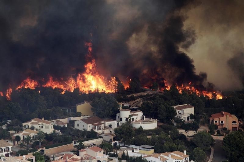 © Reuters. Un incendio obliga a desalojar a un millar de personas en Alicante