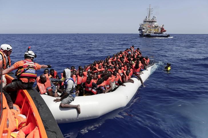 © Reuters. Imigrantes vistos durante resgate na costa da Líbia