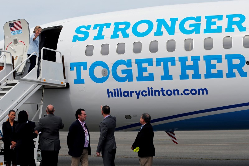 © Reuters. U.S. Democratic presidential nominee Hillary Clinton boards her newly unveiled campaign plane at the Westchester County Airport in White Plains