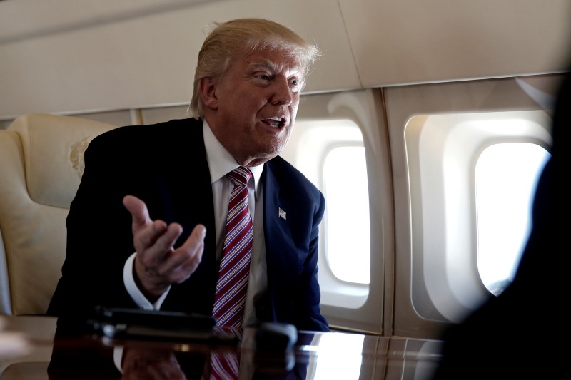 © Reuters. Republican presidential nominee Donald Trump speaks to reporters aboard his plane as he travels between campaign stops in Ohio