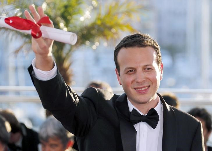 © Reuters. Diretor Amat Escalante acena durante Festival de Cannes