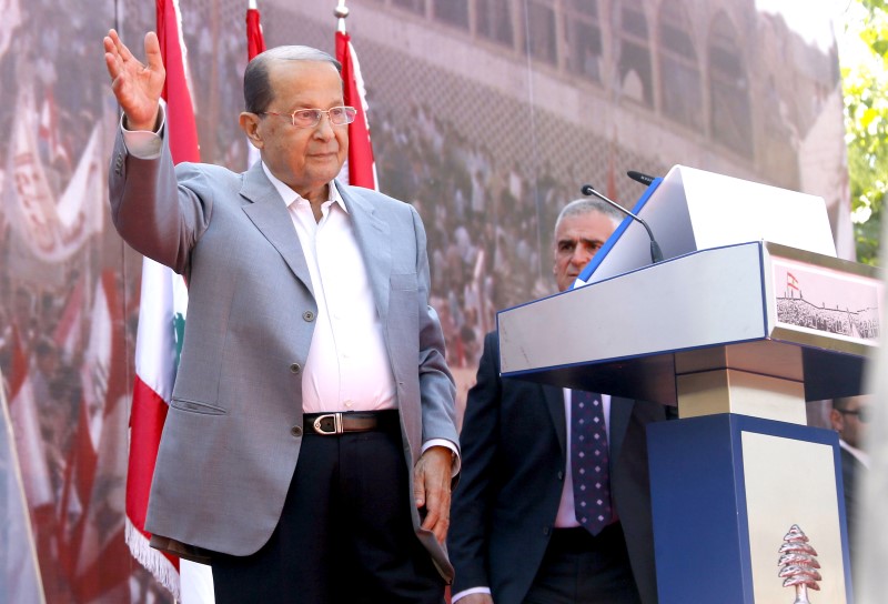 © Reuters. Lebanese Christian leader and founder of the FPM Michel Aoun greets his supporters during a rally to show support for him and to mark the October 13 anniversary, near the presidential palace in Baabda