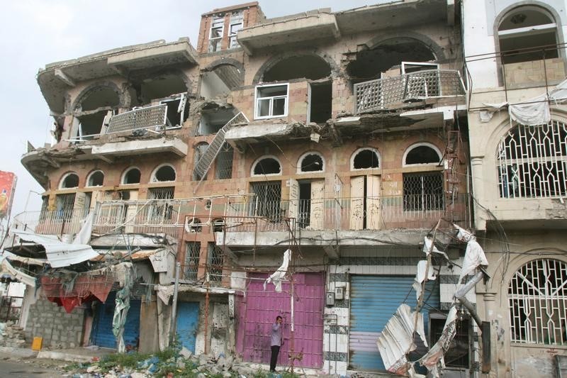 © Reuters. Damaged building is pictured in the war-torn southwestern city of Taiz
