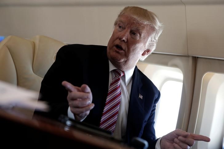 © Reuters. Trump fala a jornalistas no avião