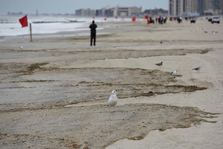 © Reuters. Praia em Queens, Nova York, no Dia do Trabalho