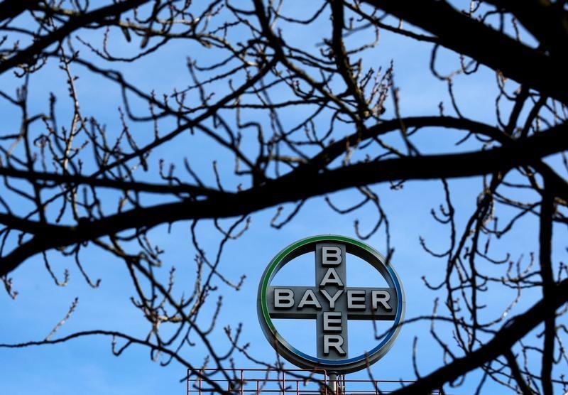 © Reuters. The logo of Bayer AG is pictured at the Bayer Healthcare subgroup production plant in Wuppertal