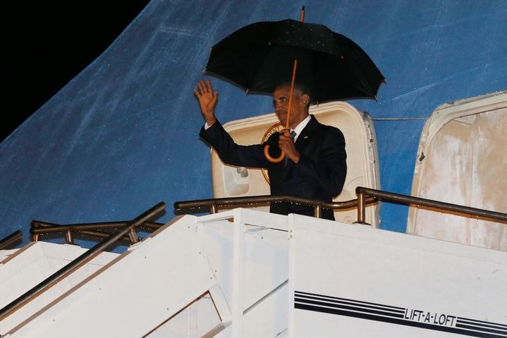 © Reuters. Presidente dos EUA, Barack Obama, desembarca do Air Force One para reunião de cúpula de países da Ásia, no Aeroporto Internacional Wattay, em Vientiane , no Laos