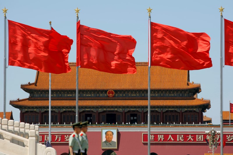 © Reuters. Paramilitary solders stand guard at Tiananmen Square where the portrait of late Chinese chairman Mao Zedong is seen, on the 50th anniversary of the start of the Cultural Revolution in Beijing