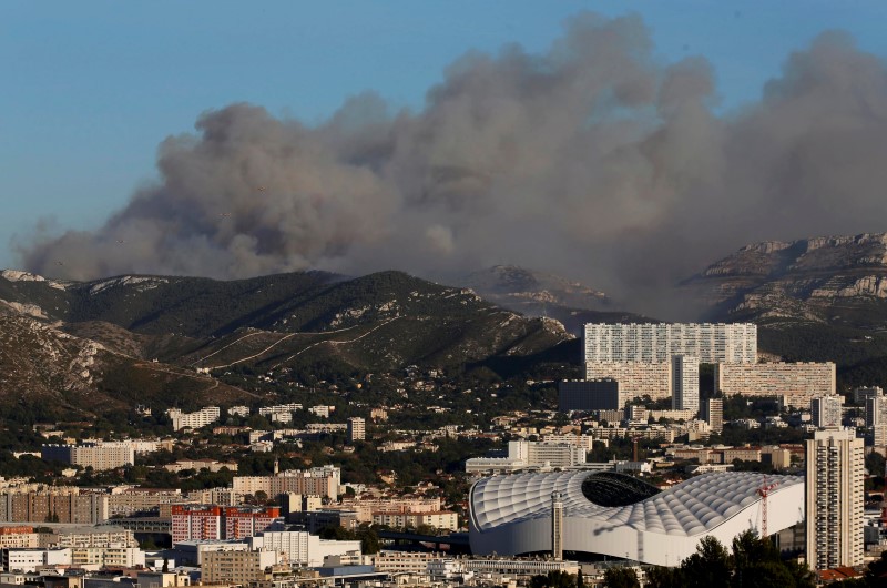 © Reuters. LE FEU FIXÉ SUR LES HAUTEURS DE MARSEILLE