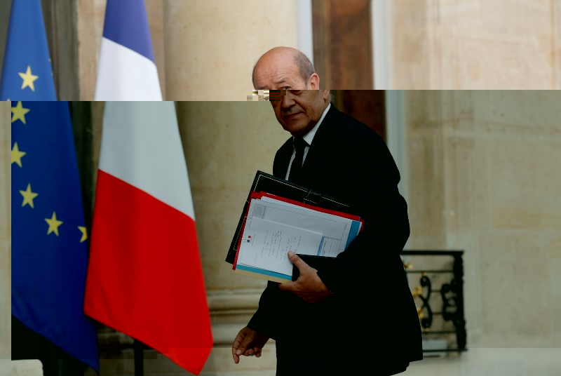 © Reuters. PARIS VEUT RELANCER L’EUROPE DE LA DÉFENSE