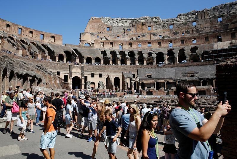 © Reuters. Tourists visit the Colosseum's interior in Rome