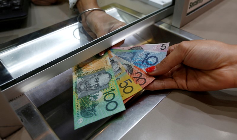 © Reuters. Australian dollar denominations shown in a photo illustration at a currency exchange in Sydney