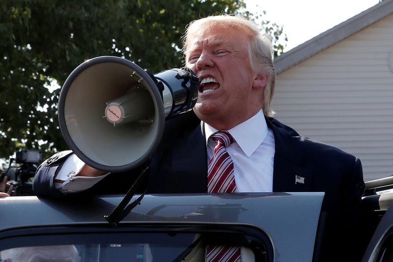 © Reuters. Republican presidential nominee Donald Trump speaks to supporters through a bullhorn during a campaign stop at the Canfield County Fair in Canfield