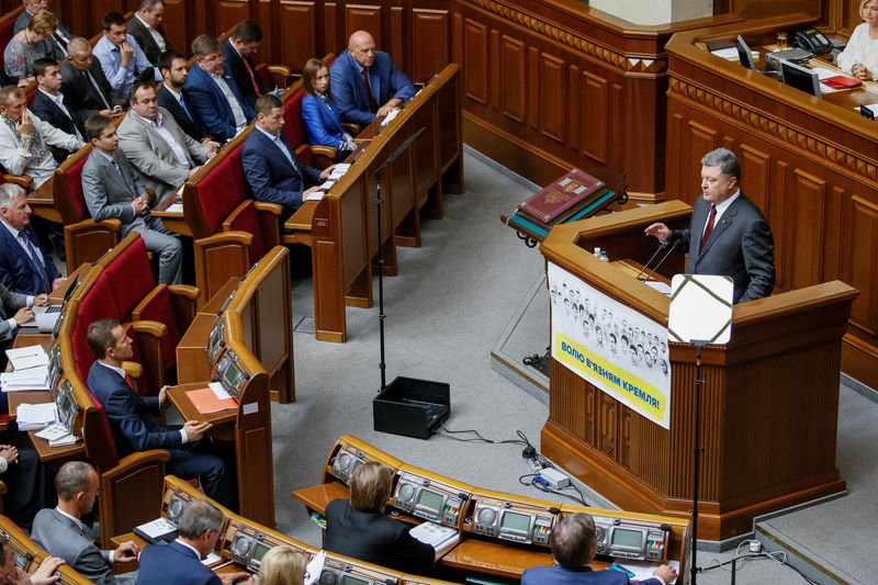 © Reuters. Ukraine's President Poroshenko addresses lawmakers during the opening of a new Ukrainian parliament session in Kiev