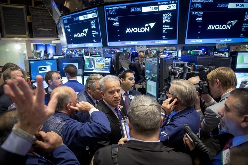 © Reuters. Traders gather for the IPO of Avolon Holdings Ltd. on the floor of the New York Stock Exchange