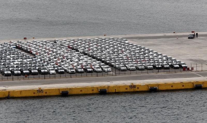 © Reuters. Vehicles are parked at a cargo terminal at Piraeus port