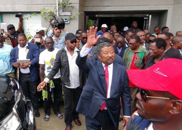 © Reuters. Gabonese opposition candidate Jean Ping greets supporters outside his campaign headquarters after proclaiming that he won the presidential election in Libreville