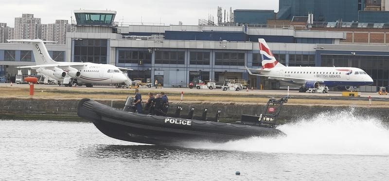 © Reuters. Retrasos aéreos en Reino Unido por un problema técnico de BA y una protesta