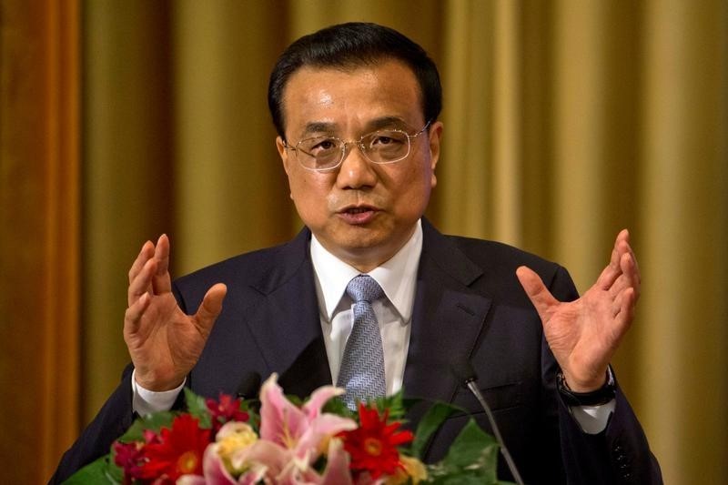 © Reuters. Chinese Premier Li Keqiang speaks at the 11th EU-China Business Summit at the Great Hall of the People in Beijing