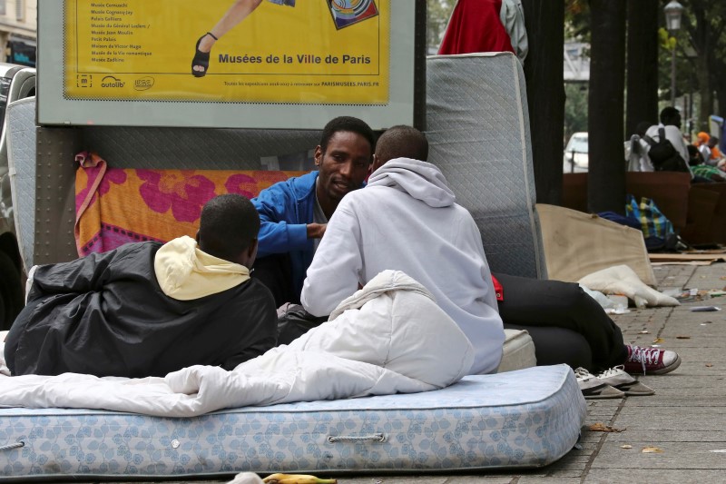 © Reuters. LE FUTUR CAMP POUR RÉFUGIÉS DE PARIS SCINDÉ EN DEUX