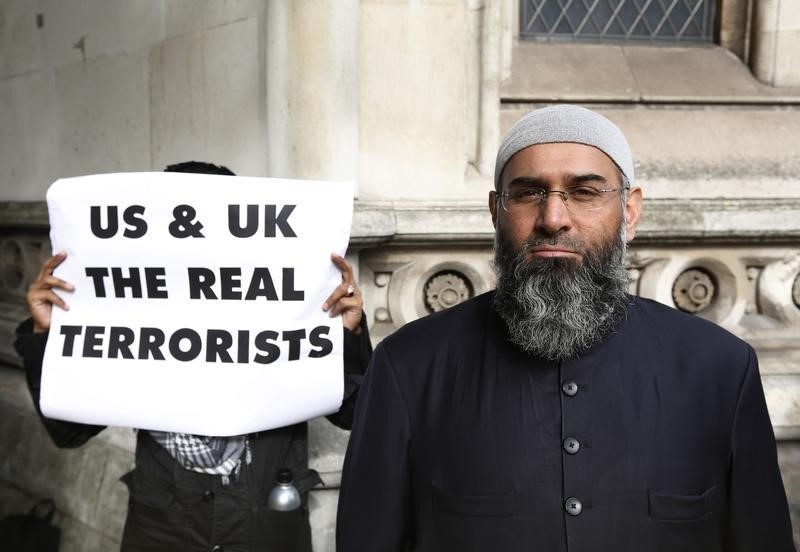 © Reuters. Demonstrator Anjem Choudary, protests in support of Islamist cleric Abu Hamza al-Masri, outside the High Court in London