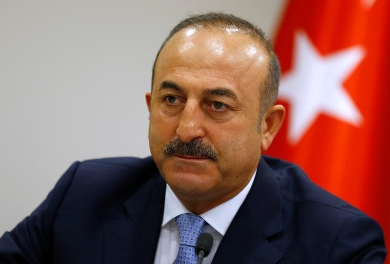 © Reuters. Turkey's Foreign Minister Mevlut Cavusoglu addresses the media in Ankara