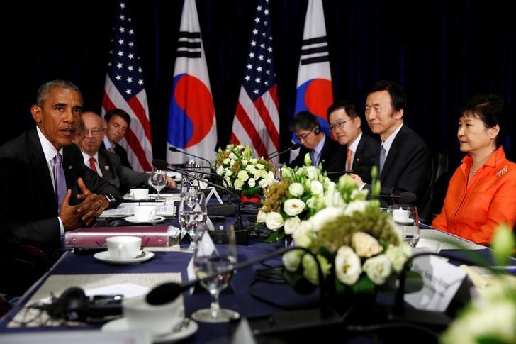 © Reuters. Presidente dos EUA, Barack Obama, em reunião bilateral com presidente da Coreia do Sul, Park Geun-hye, em Laos