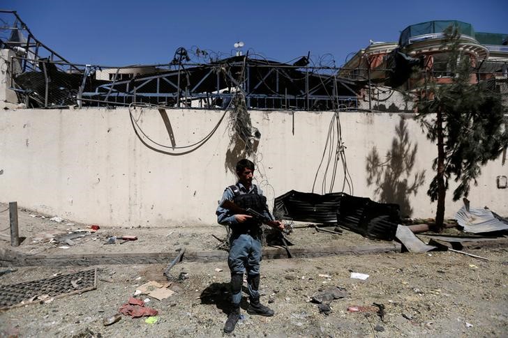 © Reuters. Policial afegão em local de explosão de carro-bomba em Cabul