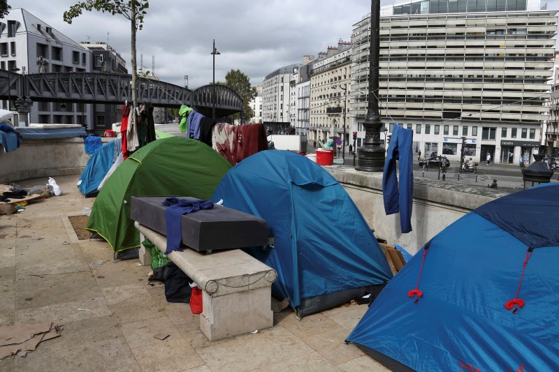 © Reuters. Barracas de imigrantes em rua de Paris