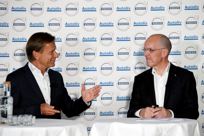 © Reuters. CEO of Volvo Car Group Hakan Samuelsson and CEO of Autoliv Jan Carlson are pictured during a joint news conference in Stockholm