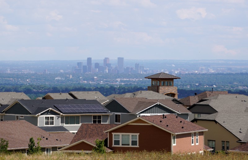 © Reuters. A construction site of new homes is seen with downtown Denver in the background at Leyden Rock in Arvada