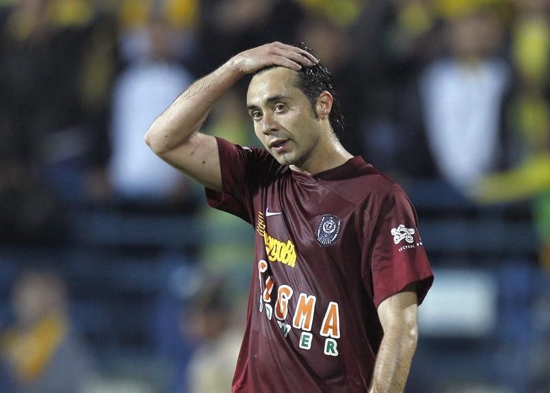 © Reuters. Roberto De Zerbi of CFR Cluj reacts after missing a chance to score in Iasi