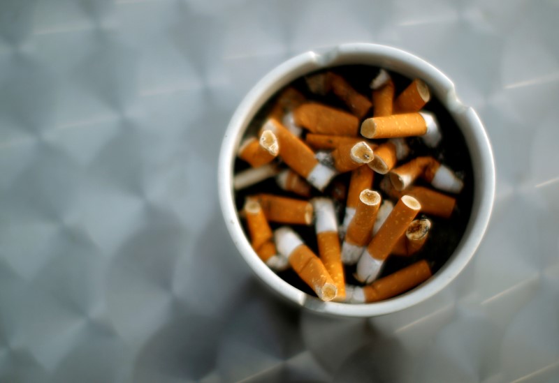 © Reuters. An ash tray with cigarette butts is pictured in Hinzenbach