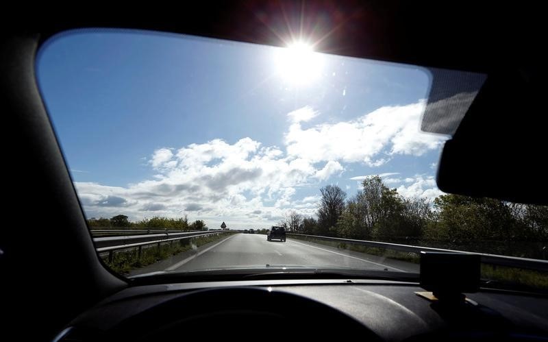 © Reuters. Mayores peajes podrían financiar nuevo paquete de estímulo de autopistas en Francia