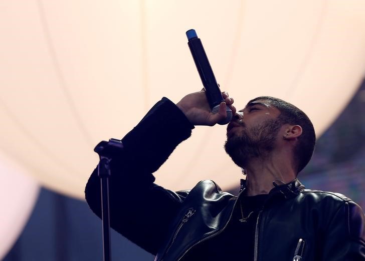 © Reuters. Cantor Zayn Malik se apresenta durante show em Carson, nos Estados Unidos