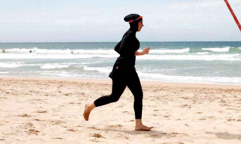 © Reuters. L'ARRÊTÉ ANTI-BURKINI DE CORSE VALIDÉ