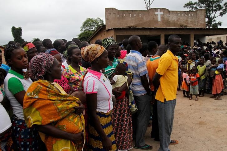 © Reuters. ساحل العاج تطرد الآلاف من مزارعي الكاكاو لإنقاذ غابات