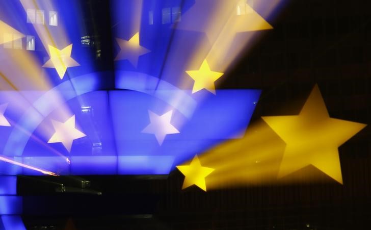 © Reuters. Estátua do logo do euro vista na ex-sede do Banco Central Europeu em Frankfurt