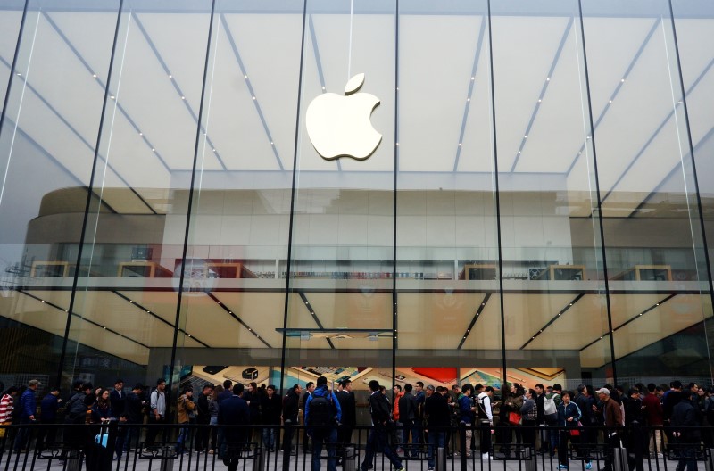 © Reuters. People line up outside an Apple store in Hangzhou