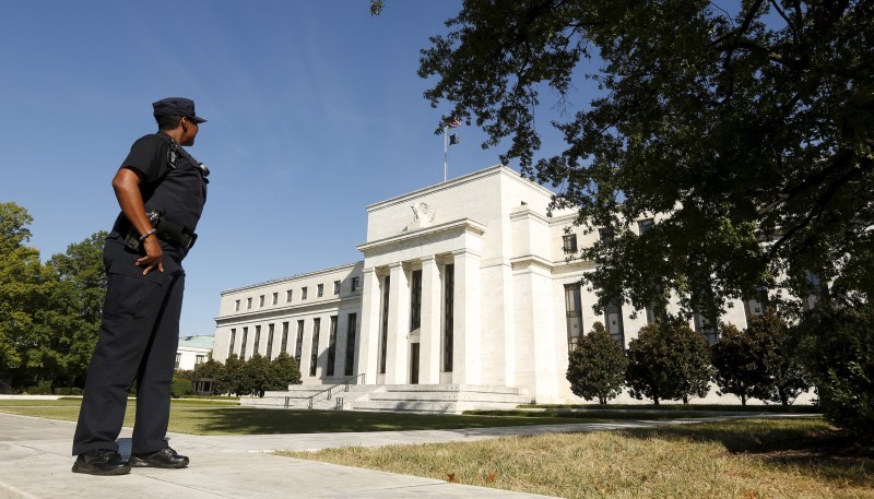 © Reuters. Police officer keeps watch at the The Federal Reserve in Washington